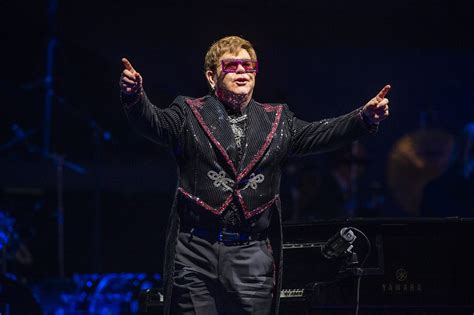 Elton John sings final songs in LA at the Fabulous Forum | OC Weekly