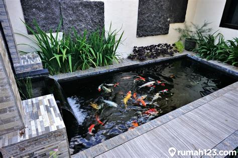 9 Inspirasi Kolam Ikan Minimalis Nan Estetis di Rumah | Rumah123.com