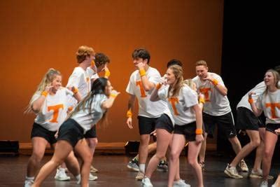 Expressing love for UT with dance moves: Smokey’s Howl brings students and alumni together ...