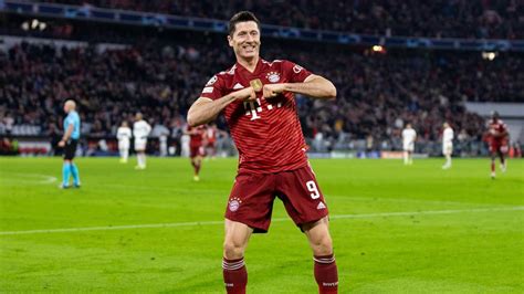 Magical Robert Lewandowski nets brilliant hat-trick as Bayern Munich ease into knockout stages ...