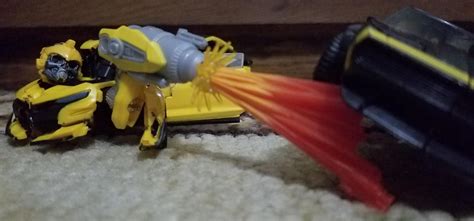 Bumblebee vs Stinger "Now that's how you get to the big leagues" : r/transformers