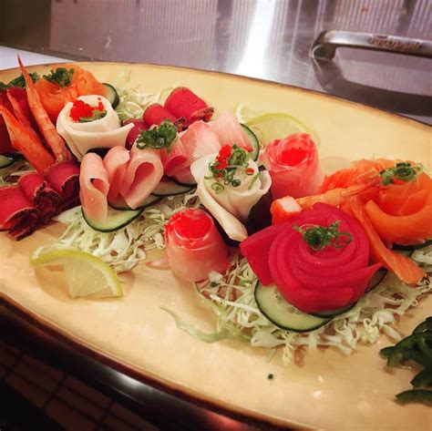 A little sashimi platter. My favorite thing to make at work. : r/sushi