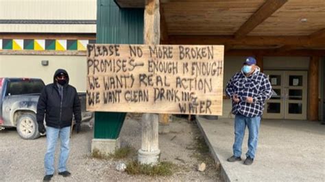 Few left behind in Neskantaga First Nation prepare for winter without water | CBC News