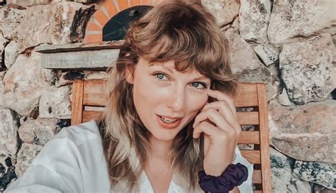 Taylor Swift Curly Hair With Bangs