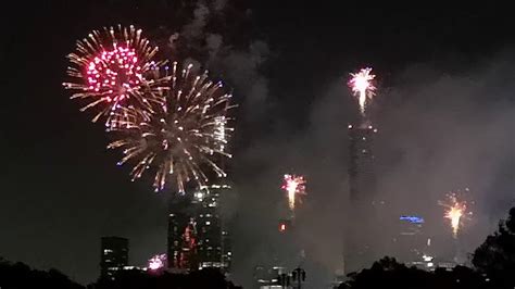 Melbourne New Year Fireworks 2020 - YouTube