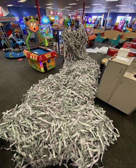 My friend accumulated over 100,000 tickets at Chuck E. Cheese : r/DaveAndBusters