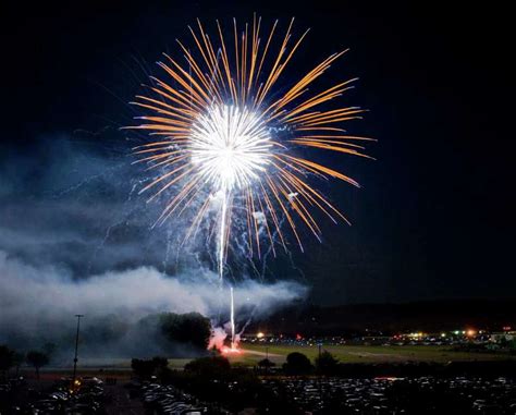 Danbury Fair mall concert series starts with a bang