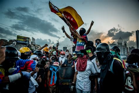 The Battle for Venezuela, Through a Lens, Helmet and Gas Mask - The New ...