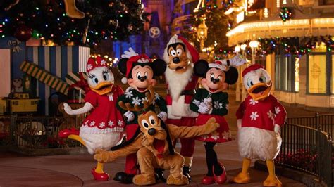 Celebrate Christmas 2022 at Disney Parks Around the World | The Disney Blog