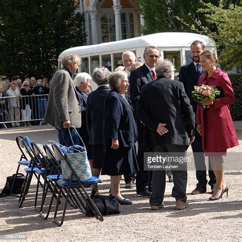 White Buses Photos and Premium High Res Pictures - Getty Images