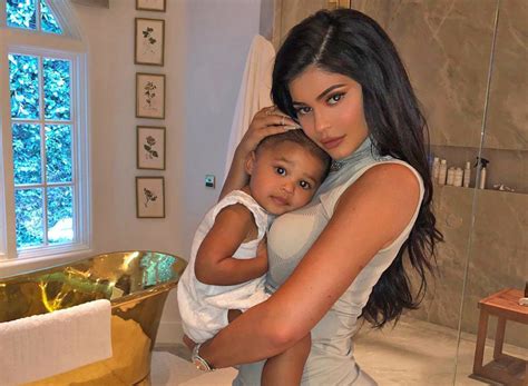 Kylie Jenner: Baby Stormi bringt eigene Modekollektion raus! - STARZIP