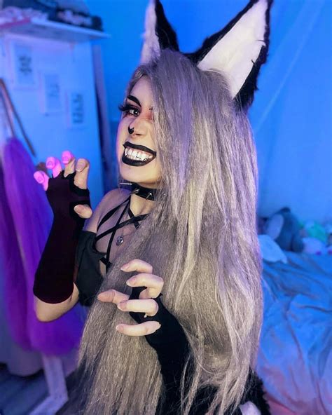 I cosplayed Loona 🐺 (The tail is too big for my room 😂) : r/HelluvaBoss