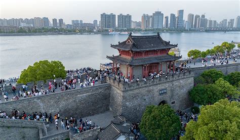 Hubei receives 12.96 mln visits during May Day holiday - The people's ...