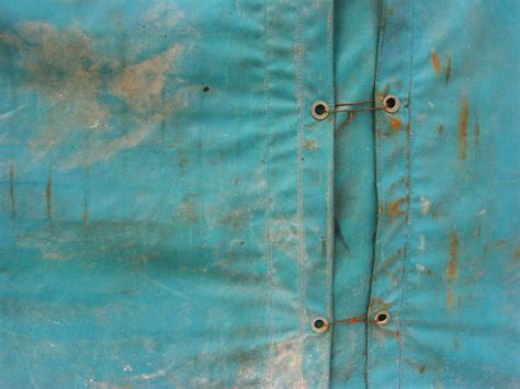 Green Tarp Seam | A projectile deterring tarp covers a raili… | Flickr