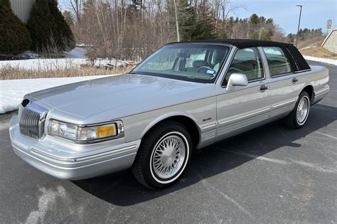 No Reserve: 13k-Mile 1997 Lincoln Town Car Signature for sale on BaT Auctions - sold for $23,500 ...