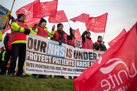 UK Health Crisis Deepens Amid Standoff in Strike Talks - Bloomberg