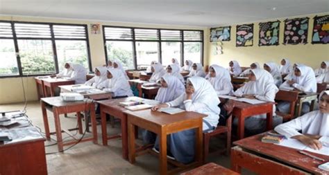 Siswa Siswi Sedang Belajar Dikelas | SMAS DARUSSA'ADAH GLUMPANG TIGA