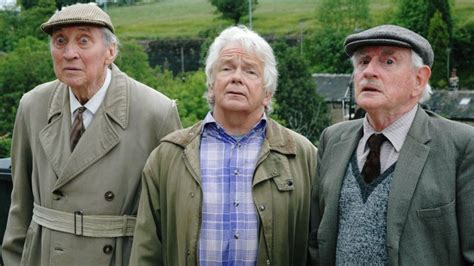 Tom Owen: Last of the Summer Wine star dies at 73 - BBC News