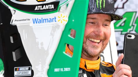 Kurt Busch holds off brother Kyle at Atlanta Motor Speedway