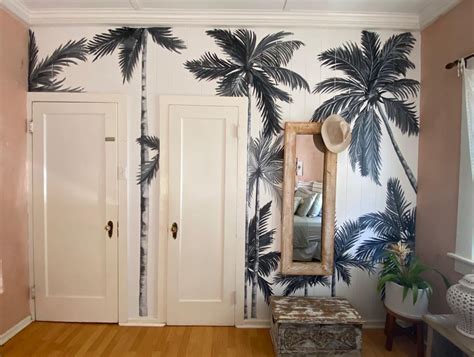 Black & White Palm Tree Mural – Huli Maka Flip