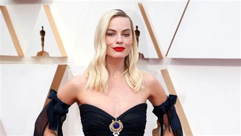 Oscars 2020: Margot Robbie in Vintage Chanel Couture: IN or OUT? - Tom + Lorenzo