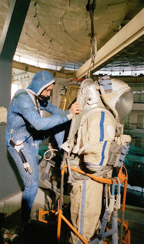 ESA astronauts go EVA / Astronauts / Human Spaceflight / Our Activities ...