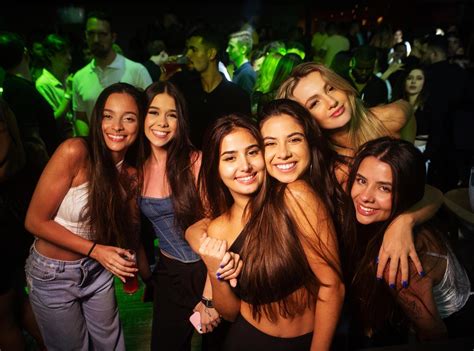 Nightlife Rio de Janeiro: Vitrinni Lounge Beer Brazilian girls at the Vitrinni nightclub, Rio de ...