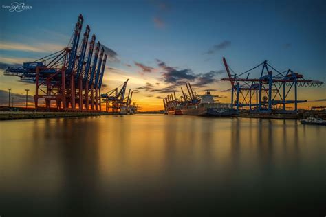 Hamburg Waltershofer Hafen at Sunset by Sven Carstensen | Puestas de sol, Barcos, Buque