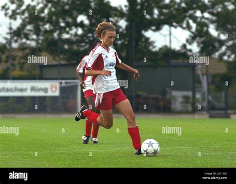 Bend it like beckham keira knightley hi-res stock photography and images - Alamy