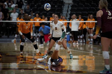 Women’s Volleyball Falls to No. 9 Tennessee in Home Opener | The Loyola ...