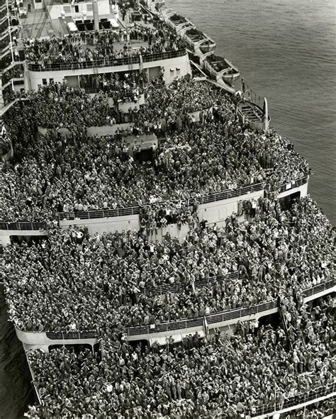 Thousands and thousands of American soldiers coming home 1945 | Rare historical photos ...