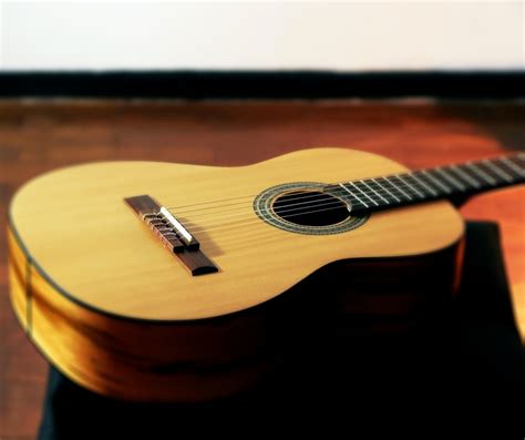 Differences Between an Acoustic & an Acoustic-Electric Guitar