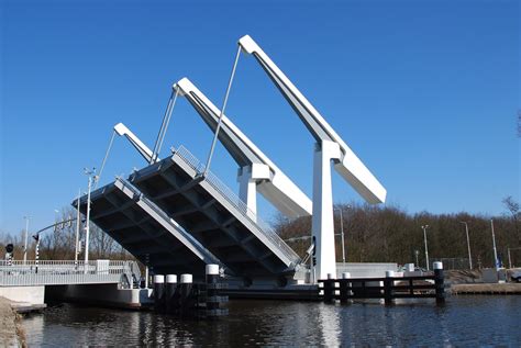 the bridge is designed to look like it has two ramps on one side and an opening in the other