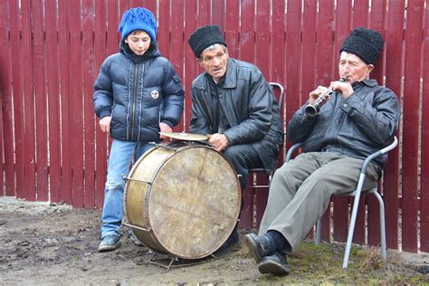 Traditii si obiceiuri de Craciun pe rit vechi in Bucovina - Travel with a Smile