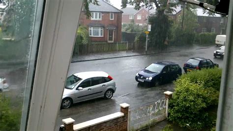 Mid summer rain Manchester 10th July 2012 أمطار الصيف في مانشستر شهر تموز - YouTube