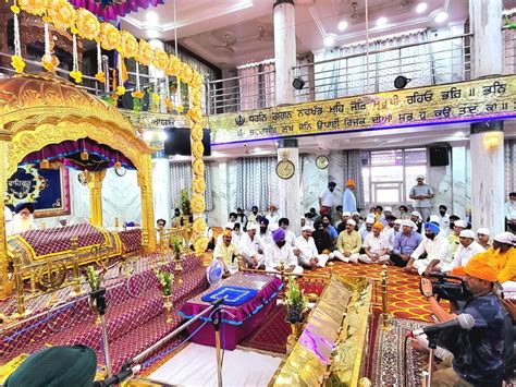 EAM visits Gurdwara in Delhi, Afghan Sikhs raise issue of citizenship ...