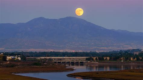 How to Photograph a Moonrise and Moonset | PetaPixel
