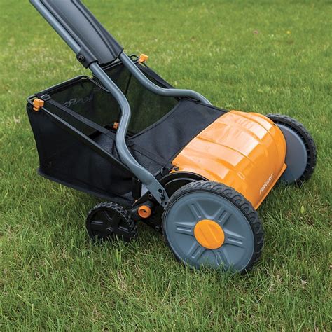 Fiskars StaySharp Reel Lawn Mower, 17-Inch Cut Width, 5-Position Height Adjustment, Rust ...