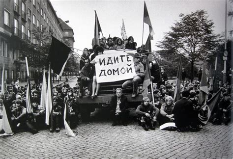 Prague spring 1968 : protesters holding poster "Go Home" | Fotos