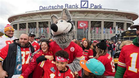 Chiefs fans making presence known in Frankfurt during anthem | Kansas City Star