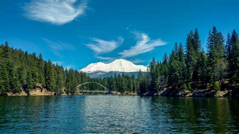 Wagon Creek Bridge over Lake Siskiyou. Mt. Shasta, California. [OC][2000 × 1125] : r ...