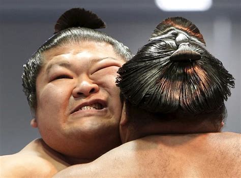 Le Japon veut des lutteurs de sumo bien rasés