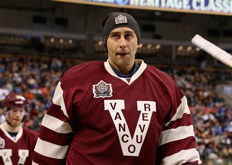 Vancouver Canucks: What happens if Roberto Luongo retires?