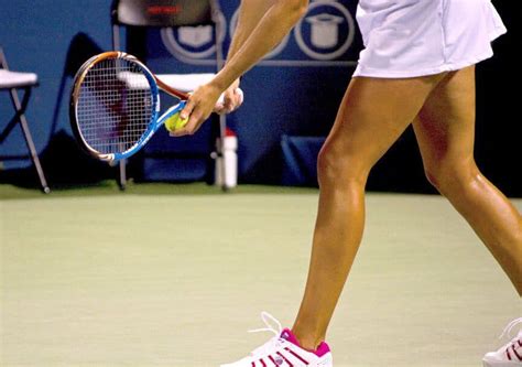 How to Hold a Tennis Racket Properly - Tennis 4 Beginners