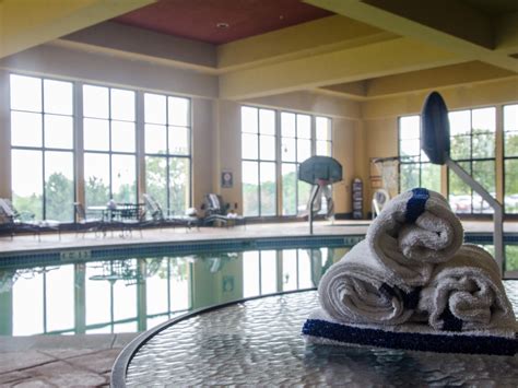 Pewaukee Hotel with Pool | Welcome to Holiday Inn Pewaukee-Milwaukee West