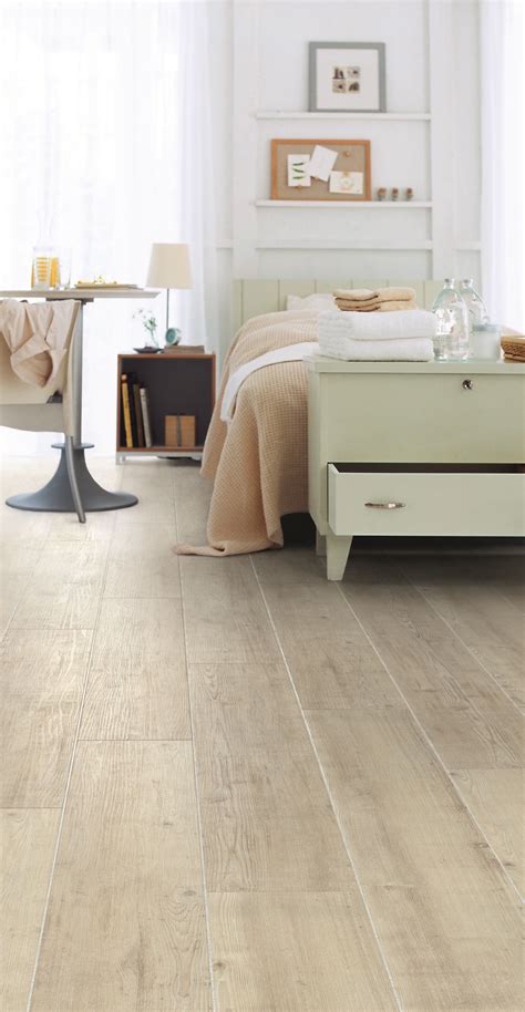 Fusion Flooring 1060 Royal White Oak Light And Spacious Bedroom | Piso de carvalho branco, Pisos ...