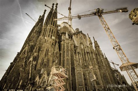 The Sagrada Familia under perpetual construction : pics