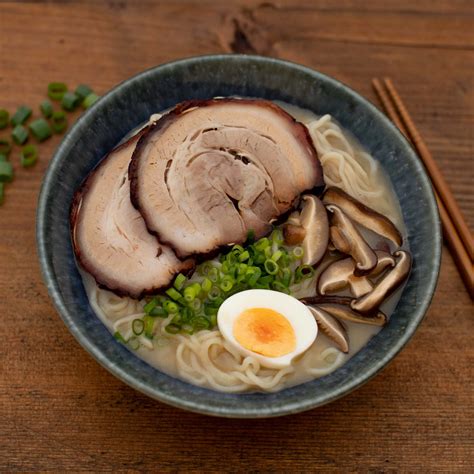 Tonkotsu-Ramen Rezept mit Chashu (Schweinebauch) & Ramen-Ei | asiastreetfood