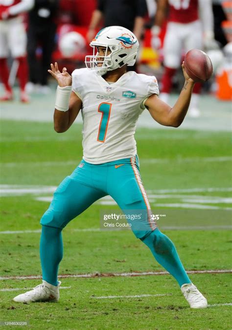 News Photo : Tua Tagovailoa of the Miami Dolphins looks to... Cute Football Players, Pro ...