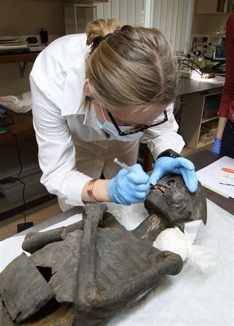 carbon dating mummies